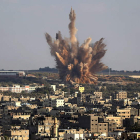 Una explosión tras un ataque israelí en Gaza.