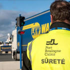 Un guardia de seguridad en el paso de camiones de Calais.