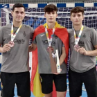 Álex Lodos, Darío Sanz y Antonio Martínez con sus medallas de bronce logradas en el Europeo. RFEBM