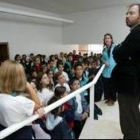 El arquitecto, Daniel Díaz, explicando las características del edificio a los escolares