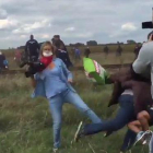 Fotograma en el que se puede ver a la reportera zancadilleando a un refugiado con un niño en brazos.