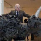 Eduardo Arroyo con un unicornio similar al que instalará en Puerta Castillo.