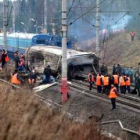 Los servicios de rescate trabajan en uno de los vagones del tren ruso.