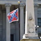 La bandera de la confederación en un monumento a las víctimas de la Guerra Civil Americana en Carolina del Sur.