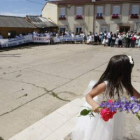 Una niña entrando en la iglesia mientras se desarrollaba la concentración vecinal.
