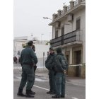 La Guardia Civil delante de la vivienda sevillana.