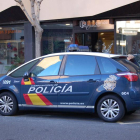 Un coche de la Policía Nacional en una calle de la capital.