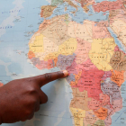 Un inmigrante señala Camerún en un mapa de la asociación Accem de León de ayuda a los migrantes y refugiados. BRUNO MORENO