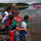 Los participantes en la romería arrojaron flores a las aguas del pantano por los pueblos anegados.