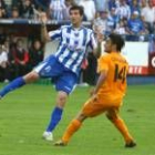 Marco García salta por un balón ante Cañadas