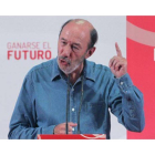 El secretario general del PSOE, Alfredo Pérez Rubalcaba, en un mitin que ha ofrecido este lunes en Llanes (Asturias).