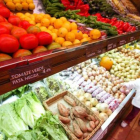 REFUERZOS. Puesto de una frutería en la calle de Aribau de Barcelona.