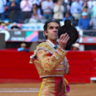 José Tomás saluda al público durante la corrida, en la plaza Monumental de México, este domingo.