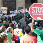 Miembros de la Plataforma de Afectados por la Hipoteca, durante una protestar ante Catalunya Caixa, el pasado noviembre.