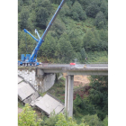 Un robot manejado por control remoto picaba ayer el tablero del viaducto para derribar el vano. AFB