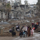 Un grupo de palestinos avanzaba ayer por una avenida del norte de Gaza. MOHAMMED SABER