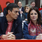 El secretario general, Pedro Sánchez, conversa con la vicesecretaria general, Adriana Lastra. P. CAMPOS