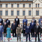 Zelenski en el centro, en la foto oficial de la cumbre de la UE celebrada en Moldavia. PETER KLAUNZER