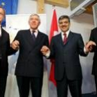 Olli Rehn, Jack Straw, Abdullah Gul y Ali Babacan, ayer en la sede de la Unión Europea en Luxemburgo