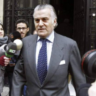 El ex tesorero del PP, Luis Bárcenas, a la salida de su domicilio en la tarde de ayer.