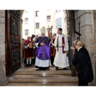 El obispo de Astorga tras abrir la puerta de la basílica de la Encina y declarar abierto el Año Jubilar de la Misericordia.