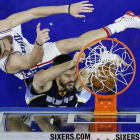 Marc Gasol pugna con Ilyasova para anotar en el partido ante los Sixers.