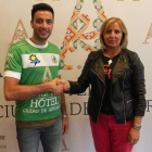 José Luis Lago, en su presentación, junto a Sagrario González.