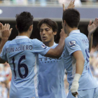 Kun Agüero celebra junto a David Silva y Samir Nasri su segundo gol contra el Wigan Athletic.