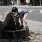Un niño se refresca de las altas temperaturas durante el verano del año pasado en León