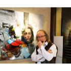 Imagen de Julián Momoitio junto a uno de los cuadros que muestra en la exposición