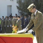 El príncipe Felipe condecora uno de los féretros de los cinco militares muertos.