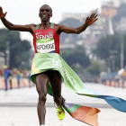 El keniano Kipchoge al cruzar victorioso la línea de meta del maratón de Río.