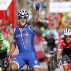 Mateo Trentin en su llegada a la meta como campeón de la etapa Andorra-Tarragona. JAVIER LIZÓN
