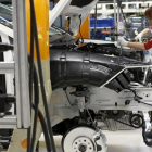 Una trabajadora en la fábrica de Seat en Martorell.
