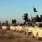 Imagen de milicianos del Estado Islámico avanzando con sus coches por Raqqa hacia Iraq.