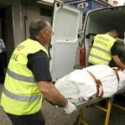 Personal sanitario retira los cuerpos de los ancianos