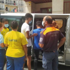 Cinco jóvenes dirigiéndose a los juzgados de Ceuta para evitar su repatriación. REUDAN