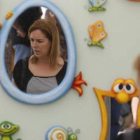 Una mujer contempla uno de los puestos de artesania de la feria de Astorga.