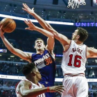El jugador de los Bulls Pau Gasol intentando realizar un tapón en el duelo ante los Suns