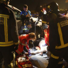Los sanitarios reaniman al motorista tendido en el asfalto con parada cardiorrespiratoria.