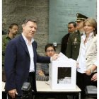 Juan Manuel Santos, ayer, durante su votación.