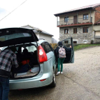 La ruta del transporte escolar del Valle de Valdeón se inicia en Cordiñanes, donde recoge a una niña, dado que en este curso no hay estudiantes de ESO en Caín.