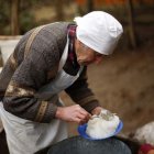 El artesano Wilibaldo Leiva, de 73 años de edad, elabora el cremoso y autóctono helado artesanal de Los Andes. MARIO RUIZ