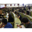 Las aulas universitarias se llenaron ayer con más de 1.800 bachilleres para hacer el examen de selectividad