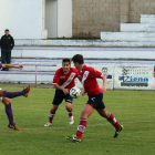 Jorge marcó los dos primeros goles bañezanos y estrelló un remate en el larguero