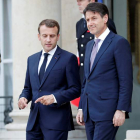 El presidente francés, Macron, conversa con el jefe del Gobierno italiano, Conte. CHRISTOPHE PETIT TESSON