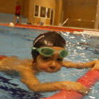 La piscina de Nava ofrecen cursos infantiles y hoy actividades divertidas a mayores de 12 años.