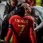 Cristiano Ronaldo atendido por los médicos instantes después de su lesión con Portugal.