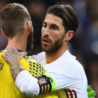 De Gea se abraza a Ramos al acabar el partido en París.