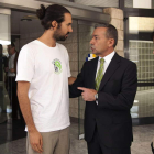 El portavoz de Greenpeace conversa con el presidente del Gobierno de Canarias.